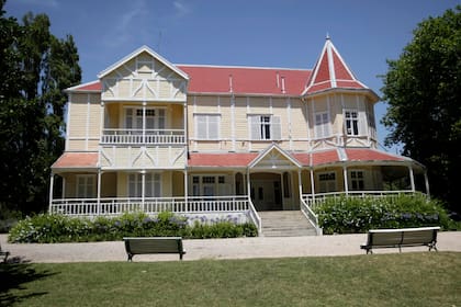 Villa Victoria es sede de exposiciones, muestras, cursos, talleres y espectáculos. Además, cada verano se organizan allí recitales y otros eventos nocturnos al aire libre.