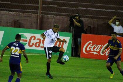 Villa y Cardona miran cómo controla Damián Pérez Roa, durante el choque entre Claypole y Boca, por la Copa Argentina, en 2021