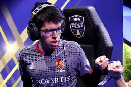 Villalba jugó su primer torneo internacional en 2017 y para 2019 ya era el mejor futbolista electrónico profesional del planeta.