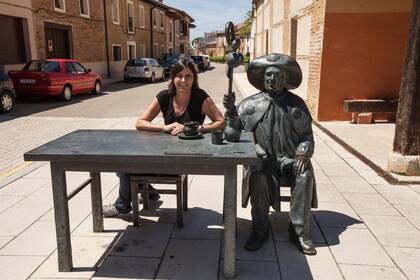 Villalcazar de Sirga, y un bronce del Mesonero Mayor, Pablo Payo Pérez.