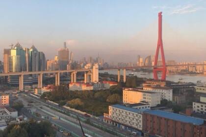 Villamayor y su hijo disfrutaban de ver Shanghai a través de la ventana de la habitación del hotel adonde realizaban su cuarentena