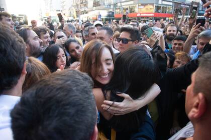 Villarruel en medio de los seguidores de LLA y de JxC