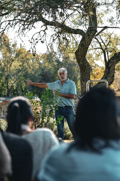 Villarruel explica el proceso productivo y de destilación