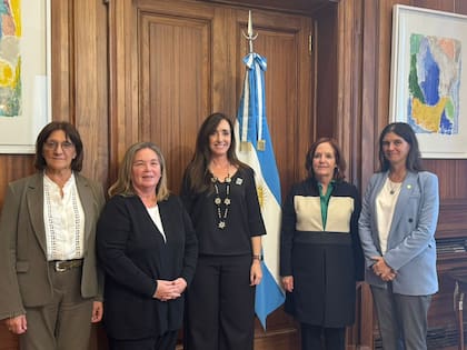 Victoria Villarruel, junto a las senadoras Vigo y Silva, y las juezas Susana Medina y Teresa Day