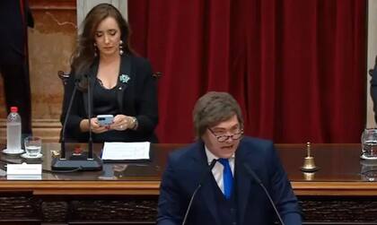 Villarruel utilizó el teléfono en el inicio del discurso de Milei en la Asamblea Legislativa