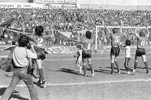 Villaverde, Clausen, Marangoni y Trossero saludan a los hinchas de Independiente en la cancha de Ferro el 16 de diciembre de 1984, una semana después de ganar el título mundial ante Liverpool