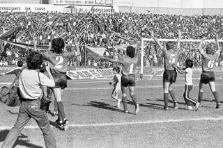 La gesta de un equipo de "entrecasa": desordenado afuera y brillante adentro