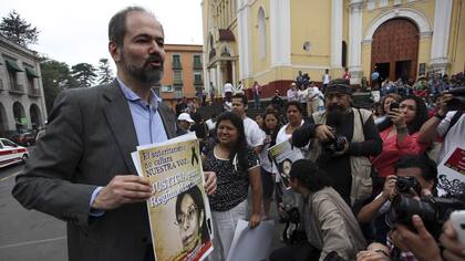 Villoro reclama en Veracruz por el crimen de la periodista Regina Martínez. El escritor suele participar de los pedidos de justicia