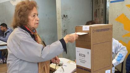 Vilma Albiñana de 86 años votando en la escuela número 4 de Florida Oeste