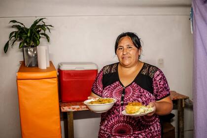 Vilma Calizaya vende comidas tradicionales. "Lo único que queremos es que nuestros hijos estudien, sean mejores personas y se preparen para el futuro".