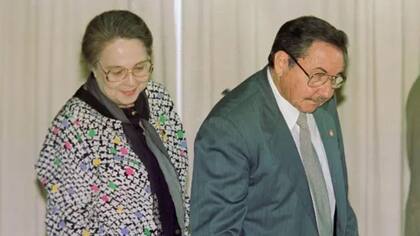 Vilma Espín y Raúl Castro en 1998