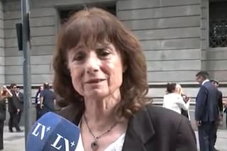 Llorando, Vilma Ripoll interrumpió el paso del auto de Milei