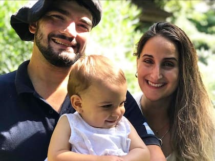 Vilmar, en familia, junto a su novia Francisca y su hija Alina