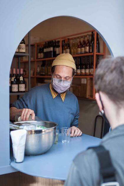 Vina ofrece vinos orgánicos y naturales y empanadas.
