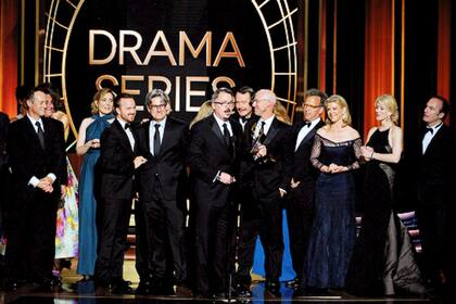 Vince Gilligan junto a todo el equipo/familia de Breaking Bad recibiendo el último Emmy de su recorrido
