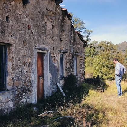 Vincent en el exterior de la propiedad antes de su reconstrucción