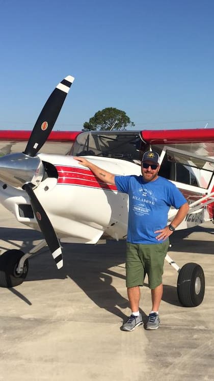 Vincent Taylor en Florida junto a su avión, recién comprado, antes de emprender vuelo hacia la Argentina