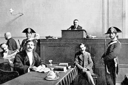 Vincenzo Peruggia, el secuestrador de la Mona Lisa, compareció ante el tribunal después de que el ex trabajador del Louvre entrara al museo un día y notara que la habitación que contenía la Mona Lisa no tenía guardias ni visitantes, quitó la pintura de sus perchas, la retiró del marco, y salió del Louvre con él bajo el brazo