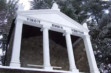 Qué significa la popular frase en latín Vincit Omnia veritas y por qué se usa como un lema de victoria