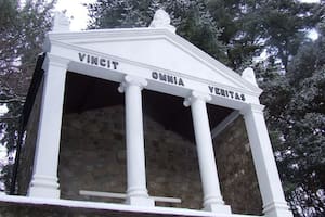 Qué significa la popular frase en latín Vincit Omnia veritas y por qué se usa como un lema de victoria