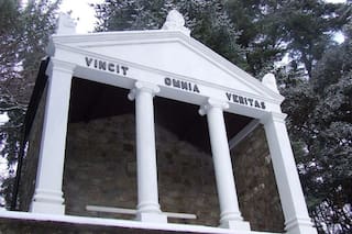 Qué significa la popular frase en latín Vincit Omnia veritas y por qué se usa como un lema de victoria