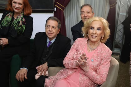 “Vine. Me maquillé, me peiné y aquí estoy. Estoy muy feliz de estar aquí, en la Policía Montada, yo vivo cerca de aquí y hace años que paso por aquí, conozco este lugar como si viviera en esta casa. ¡Cuídenme chicos!", declaró Mirtha Legrand. En la foto junto a Teresa González Fernández, Héctor Vidal Rivas y Alejandro Veroutis