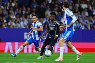 Vinícius anota dos goles y el Real Madrid gana para retrasar el título del Barcelona en La Liga