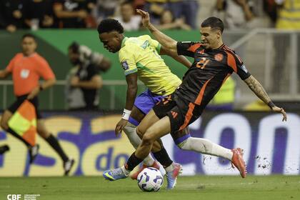 Vinicius, autor del gol del triunfo ante Colombia, intenta dejar atrás a Muñoz