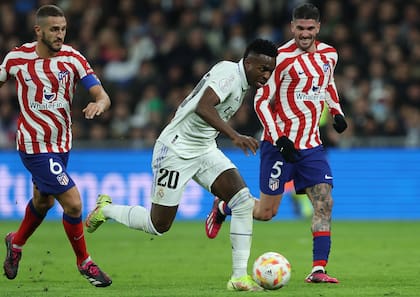 Vinicius escapa de Koke y De Paul en el derbi Real Madrid-Atlético de Madrid