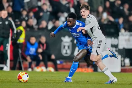 Vinícius forcejea con Daniel Bernabéu en la embarazosa derrota, con eliminación, de Real Madrid a Albacete, de la segunda categoría, por la Copa del Rey; los hinchas merengues focalizarán en él su enojo.