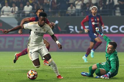 Vinicius gambetea al arquero Peña y marca el primer gol de Real Madrid