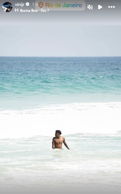 Vinicius Jr. en el mar de Praia da Reserva