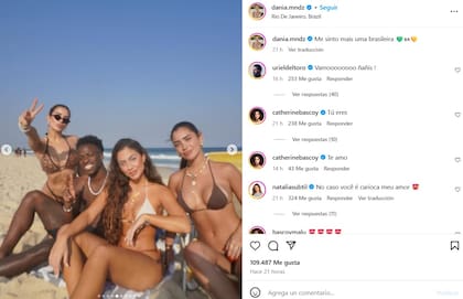 Vinicius Jr. junto a tres influencers en una playa de Río de Janeiro