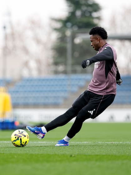 Vinícius Jr patea al arco durante un entrenamiento de Real Madrid antes del partido ante Sevilla por la Liga de España