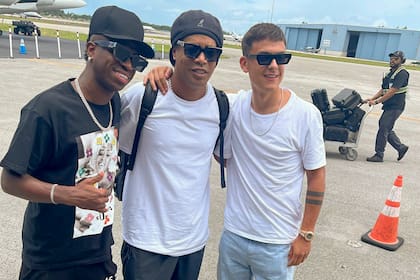 Vinícius Júnior con Dybala y Ronaldinho, en unas vacaciones en Miami