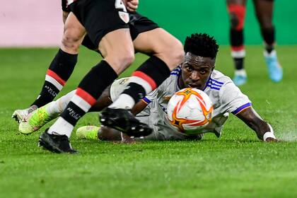 Vinicius Junior, de Real Madrid, cae durante un partido de cuartos de final de la Copa del Rey entre Athletic de Bilbao y Real Madrid