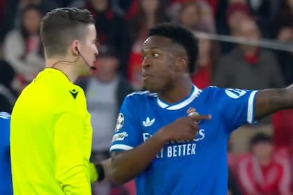Vinícius Júnior le asegura al árbitro François Letexier que recibió un insulto racista de Prestiani; el hecho propició una nueva norma en el fútbol.