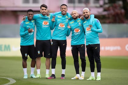 Vinícius Júnior, Lucas Paquetá, Éder Militão, Neymar y Douglas Luiz durante el entrenamiento de este sábado del seleccionado brasileño.