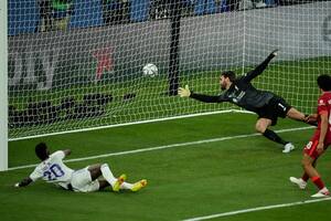 Vinicius Junior ya remató y la pelota ya ingresó al arco de Liverpool: la imagen del gol del 1-0 para Real Madrid