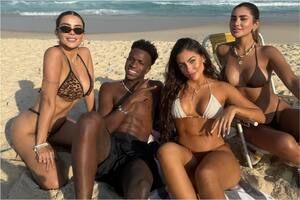 Vinicius junto a las tres influencers en las playas de Río de Janeiro