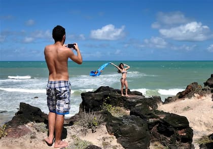 Vinicius le toma fotos a su madre, Renata, en Pipa
