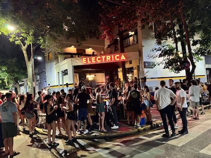 Vinilos en la vereda: música en formato analógico y pizza al aire libre durante todo marzo en Eléctrica Pizza