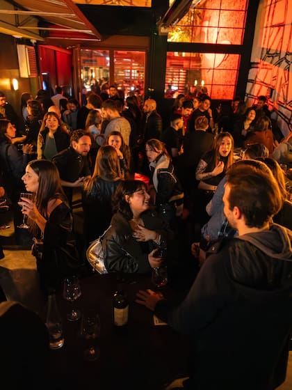 Vino con Chamuyo propone romper el hielo con una trivia, pasar a un juego de mesa, tirar una carta de tarot o simplemente dejarse llevar por actividades para iniciar conversaciones