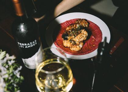 Vino para la mesa y otro de regalo en Francisca del Fuego