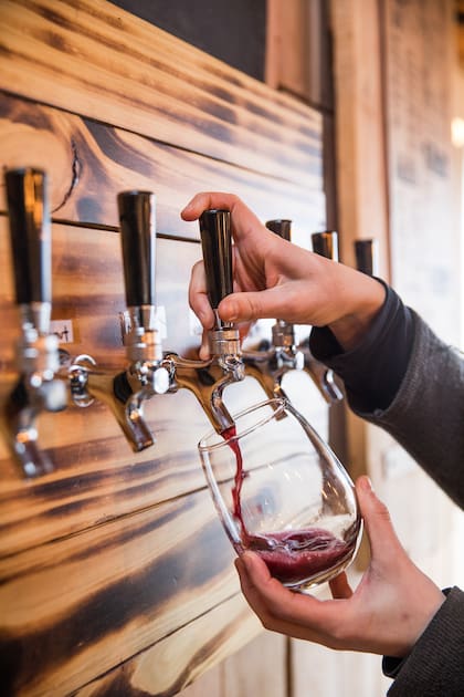 Vino tirado para acompañar, una de las originalidades de La Oveja Negra.