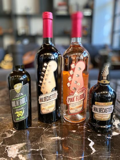 Vinos Malbecaster y Pink Flood, de Juanchi Baleirón, junto con su aceto y su aceite de oliva