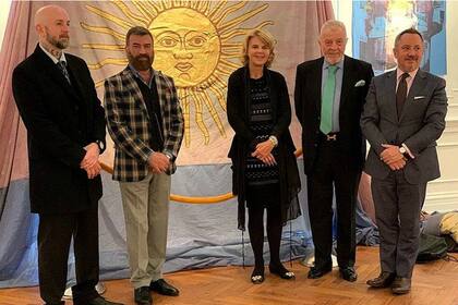 De izquierda a derecha, Matías Kritz, Jorge Martorell, Magdalena Cordero, Alejandro Cordero y el cónsul Eduardo Almirantearena