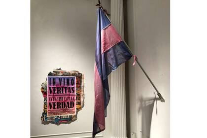 "En el vino está la verdad", reza uno de los afiches intervenidos con vino