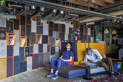 Vio al muchacho en el Hotel 25 Hours Berlin y supo que representaba a la modernidad. Fingió ser un huésped, se sentó al lado e hizo ¡clic! desde su Ipad, que activaba la cámara estratégicamente colocada