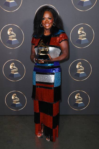 Viola Davis hizo historia y eligió brillos y colores para recibir su Grammy